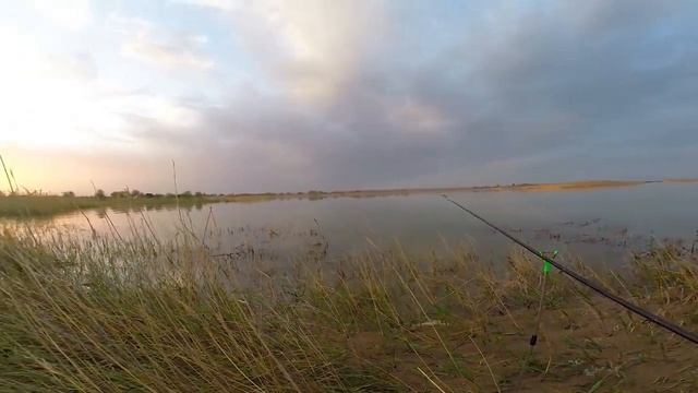 Открыли сезон по лещу, рыбалка в непогоду, с ночевкой, близ города Кунаев он же Капчагай, первомай. смотреть онлайн