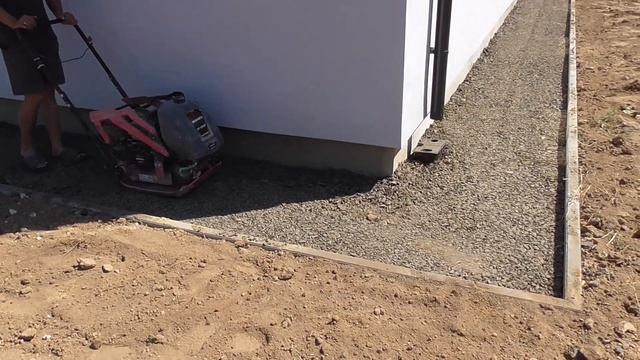 Отмостка из брущатки такая как должна быть. Ложим тротуарную плитку возле своего дома. смотреть онлайн