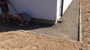 Отмостка из брущатки такая как должна быть. Ложим тротуарную плитку  возле своего дома.