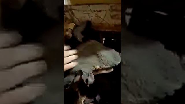 Гоняем конаковский шамот через вальцы с целью выравнивания по влажности. смотреть онлайн