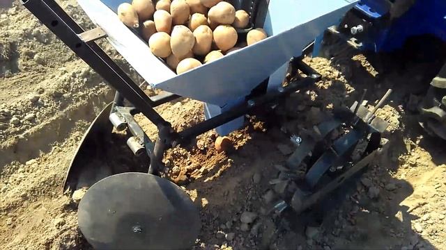 Посадка картошки картофелесажалкой, минитрактором "Козачок" , усавершенствовали картофелесалку.. смотреть онлайн