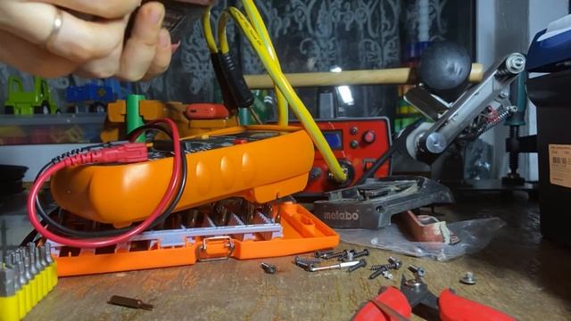 Меняем банки в АКБ Metabo LiHD 4.0 своими кривыми руками. Часть 2 смотреть онлайн