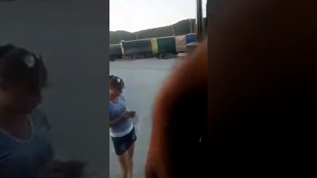 ПРИКОЛ   Не легкая работа дальнобойщика