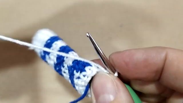 5 способов поменять пряжу на другой цвет. 5 ways to change yarn to a different color. смотреть онлайн