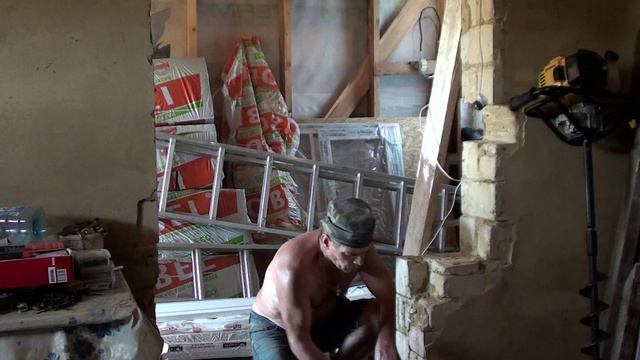 Демонтировал окно под входную дверь, заложил кирпичом под установку двери/ Брат подшил полки ... смотреть онлайн