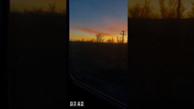 Почему поезд стучит по рельсам?