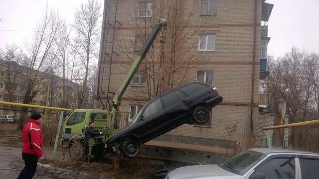 Погрузка машины за ремни безопасности смотреть онлайн