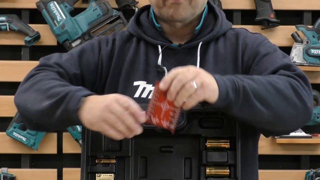 Makita UK - What's In The Box? - SKR200Z Automatic 200m Self-Levelling Rotating Laser Level смотреть онлайн