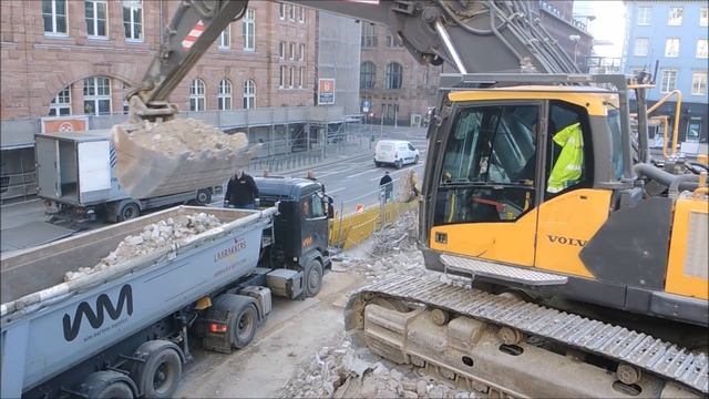 Bagger Volvo 360 LKW beladen von allen Seiten смотреть онлайн