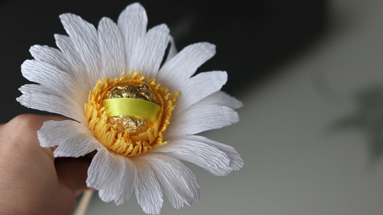 Ромашка из гофрированной бумаги с конфеткой внутри. Просто и красиво.