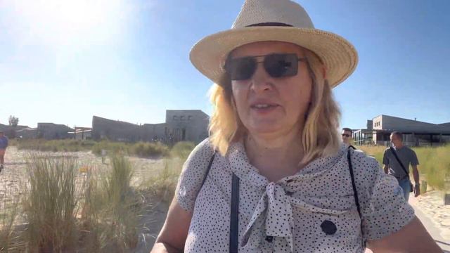 Собрались на пляж и идём через парк отдыха, морской бриз, идиллия отдыха у моря смотреть онлайн