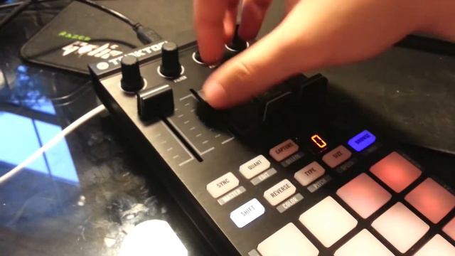 Native Instruments Traktor Kontrol F1 Review смотреть онлайн