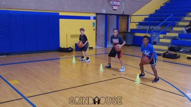 Grind House Basketball BREAKING DOWN pivoting & importance of FOOTWORK #iTrainWithMarcusWalker смотреть онлайн