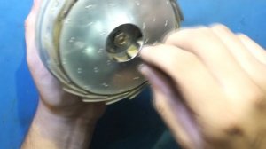 Как открутить гайку на двигателе пылесоса. Суперспособ! Ремонт мотора.