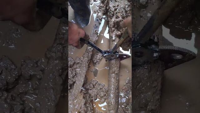 Резка кабеля 6кВ в луже возле ТП смотреть онлайн