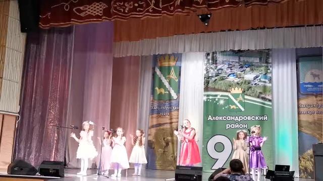 " Елка модница", "Пирог для мамы"" - Ансамбль " Золотые дети" МБДОУ ЦРР - "д.с. Теремок» смотреть онлайн