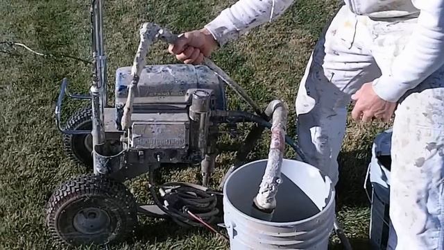 Operating a Graco 695 Airless Sprayer. Paint Sprayer Instructions. How to use an airless sprayer. смотреть онлайн