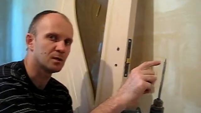 Двери со стеклом, как врезая замок не повредить стекло важный момент смотреть онлайн