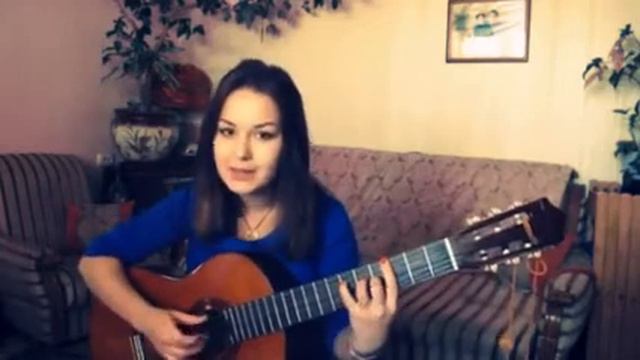 Девушка красиво поет под гитару песню Если б можно было всё смотреть онлайн