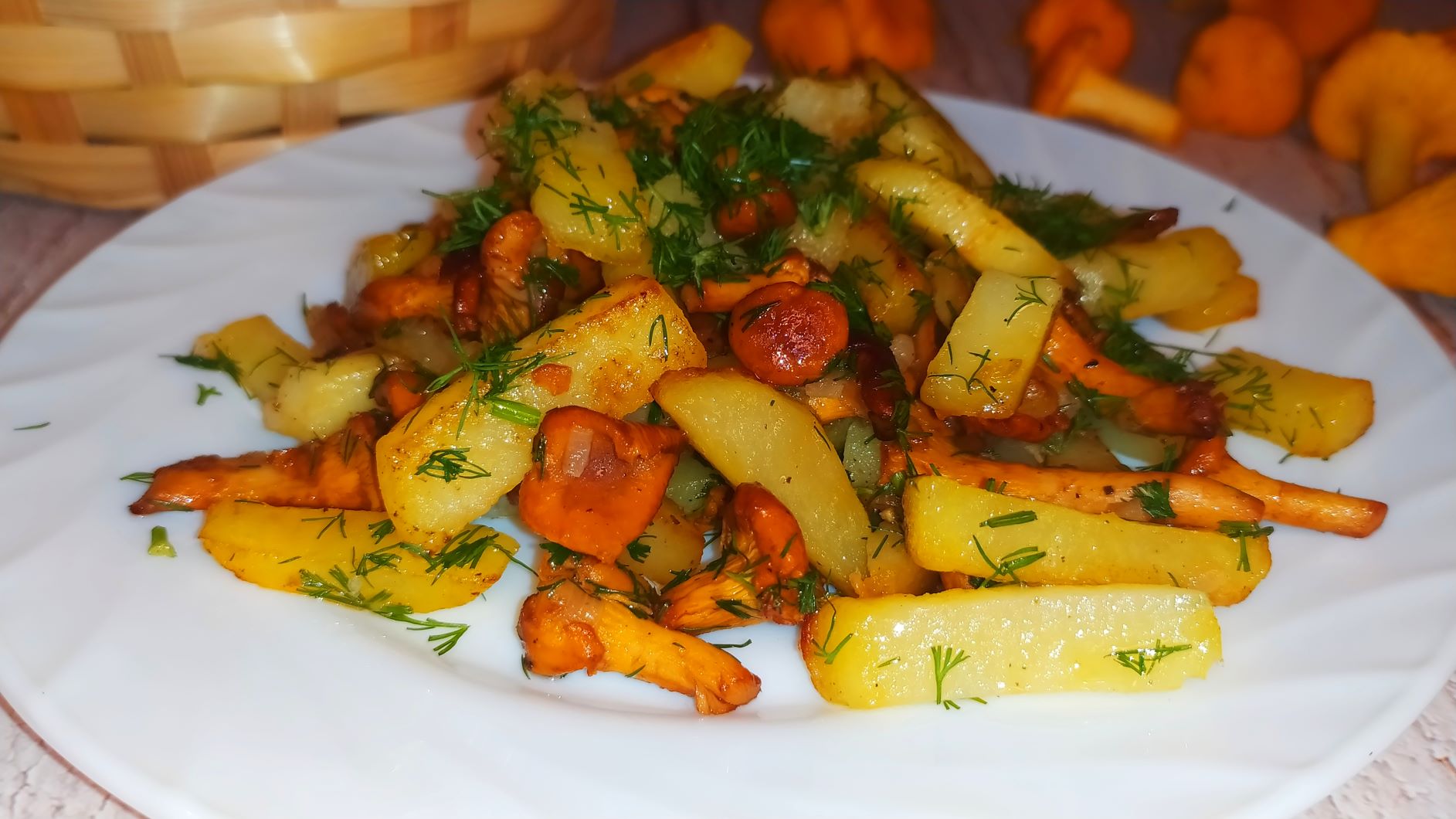 Жареная КАРТОШКА с ЛИСИЧКАМИ! Как правильно пожарить картошку с лисичками! смотреть онлайн