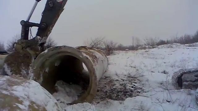 КОВШ В РАБОТЕ!!! ТРУБА 10 ТОНН!!!