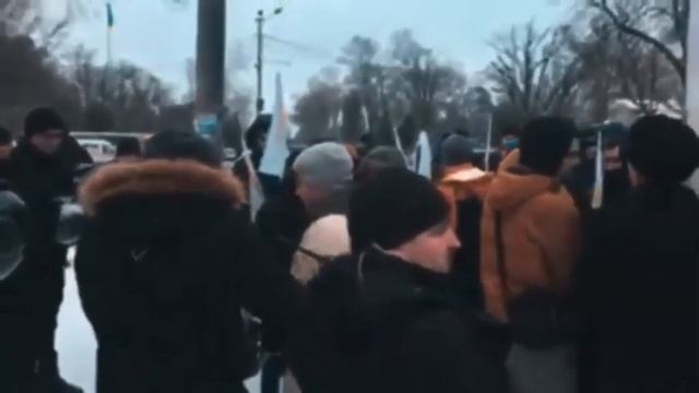 Неправомерное задержания молодежного крыла "Веры и памяти" в Одессе смотреть онлайн