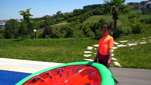 Öykü and Masal Pretend Play in Pool - funny kids video смотреть онлайн