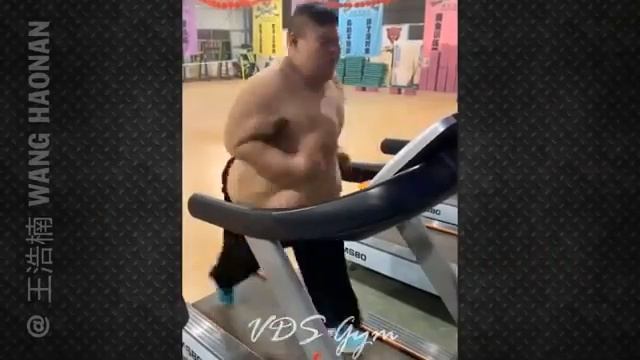 Парен с весом 300 кг сбросил вес за 10 месяц. The Change Of The Guy Weighing 300kg