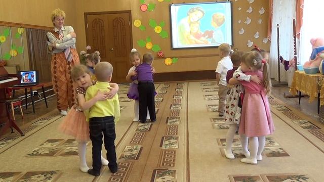 Танец "Помирись" в исполнении детей младшей группы №10 смотреть онлайн