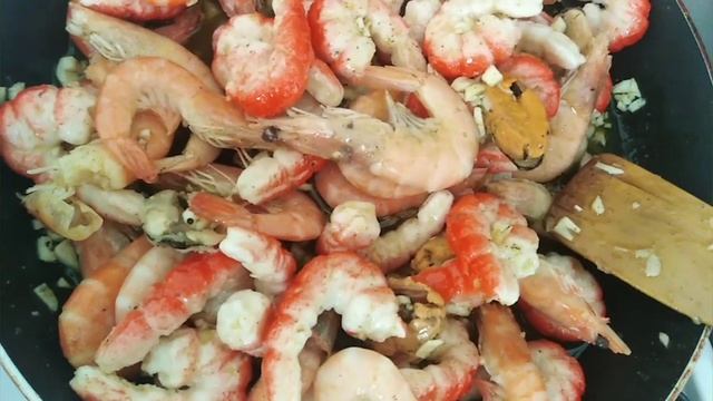 ГоТоВиМ МореПродукты. КРеветки, МиДии, КальМары. На РАСТительном МаСЛе с ЧеСНоКоМ, Готовим Аппетитн смотреть онлайн