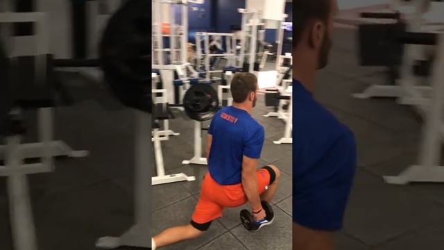 Single leg series - Dumbbell walking lunge смотреть онлайн