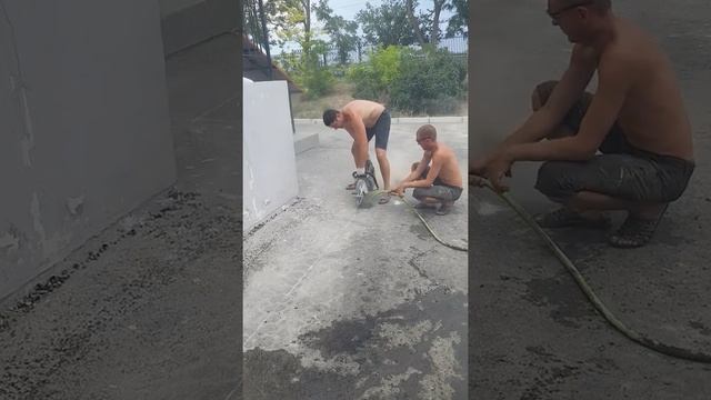 Демонтаж асфальта под отмостку.