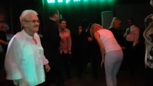 НАША ДРУЖНАЯ КОМПАНИЯ ГУЛЯЕТ В ШАРМАНКЕ на Авиамоторной)))) смотреть онлайн