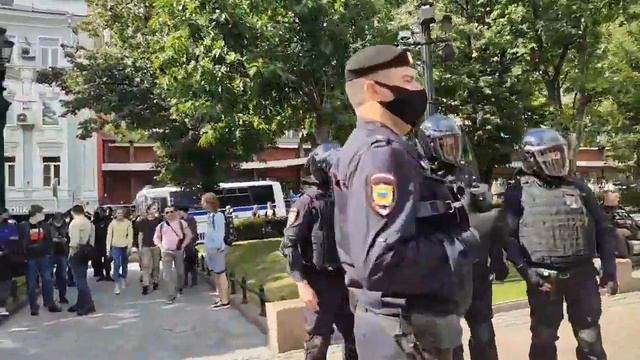 Полицаи нападают на прохожих. Москва 01.08.20 смотреть онлайн