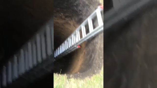 Выгребная яма выкопанная в ручную. 4 дня , 4.1 м в глине. Было жестко