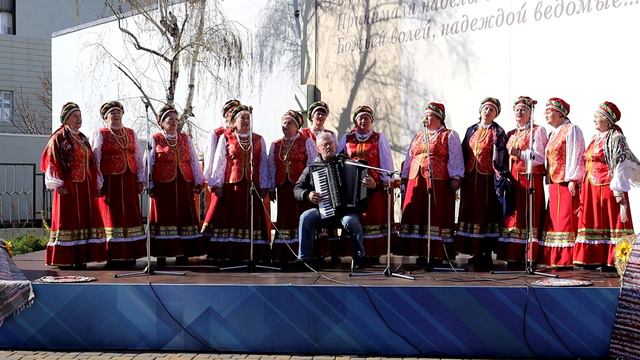Хор Зори Кубани - А Кубань широко текла (Выступление в Краснодаре на Красной, 5) смотреть онлайн