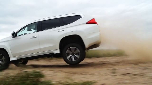 Mitsubishi Pajero Sport прыжок смотреть онлайн