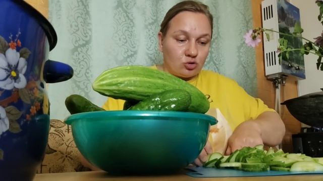 БУДЕМ ЕСТЬ ОДНИ ?ГОТОВЛЮ САЛАТ ?ДОЛЬКАМИ.... смотреть онлайн