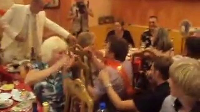 на свадьбе (лучший друг жениха с утра).AVI смотреть онлайн