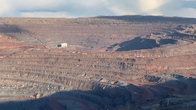 Добыча железной руды открытым способом. Михайловский ГОК смотреть онлайн