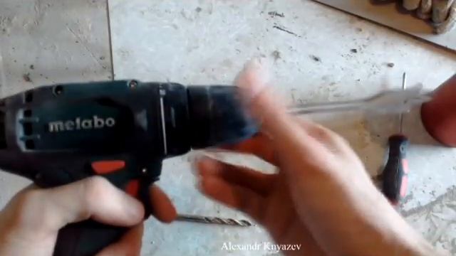 Как вставить сверло в шуруповерт?