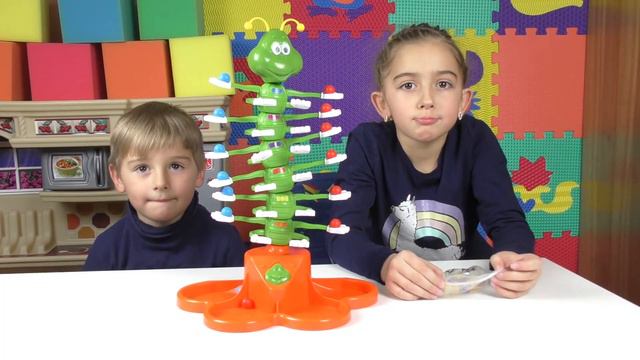 Игра Танцующая Гусеница! Николь и Миша играют в Giggle Wiggle!! смотреть онлайн
