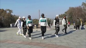 Семья из Китая здорово танцуют Шаффл