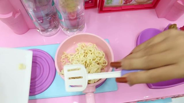 Suri Pretend Play Being Sick and Her Family Makes Her Feel Better смотреть онлайн