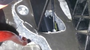 Протяжка силового провода от усилителя в моторный отсек RENAULT SANDERO