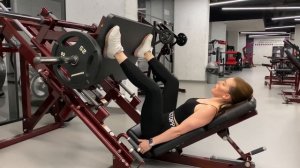 Ноги: ЖИМ НОГАМИ ЛЕЖА (ШИРОКАЯ ПОСТАНОВКА НОГ)