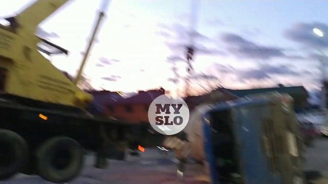 На ул. Короленко при подъеме бетономешалки едва не опрокинулся кран смотреть онлайн