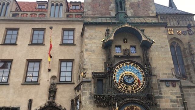 На просторной площади мы увидели старинные Пражские куранты или как их еще называют Пражский орлой смотреть онлайн