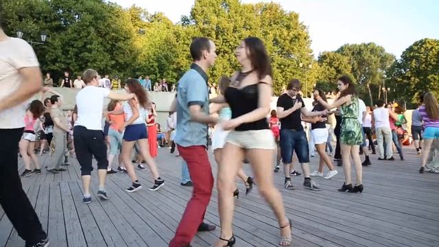 Яркие штаны под Андреевским мостом смотреть онлайн