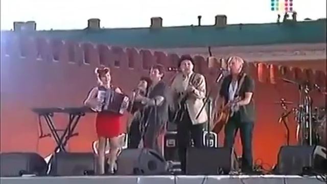 Гарик Сукачев и Неприкасаемые - А за окошком месяц май (2010) смотреть онлайн